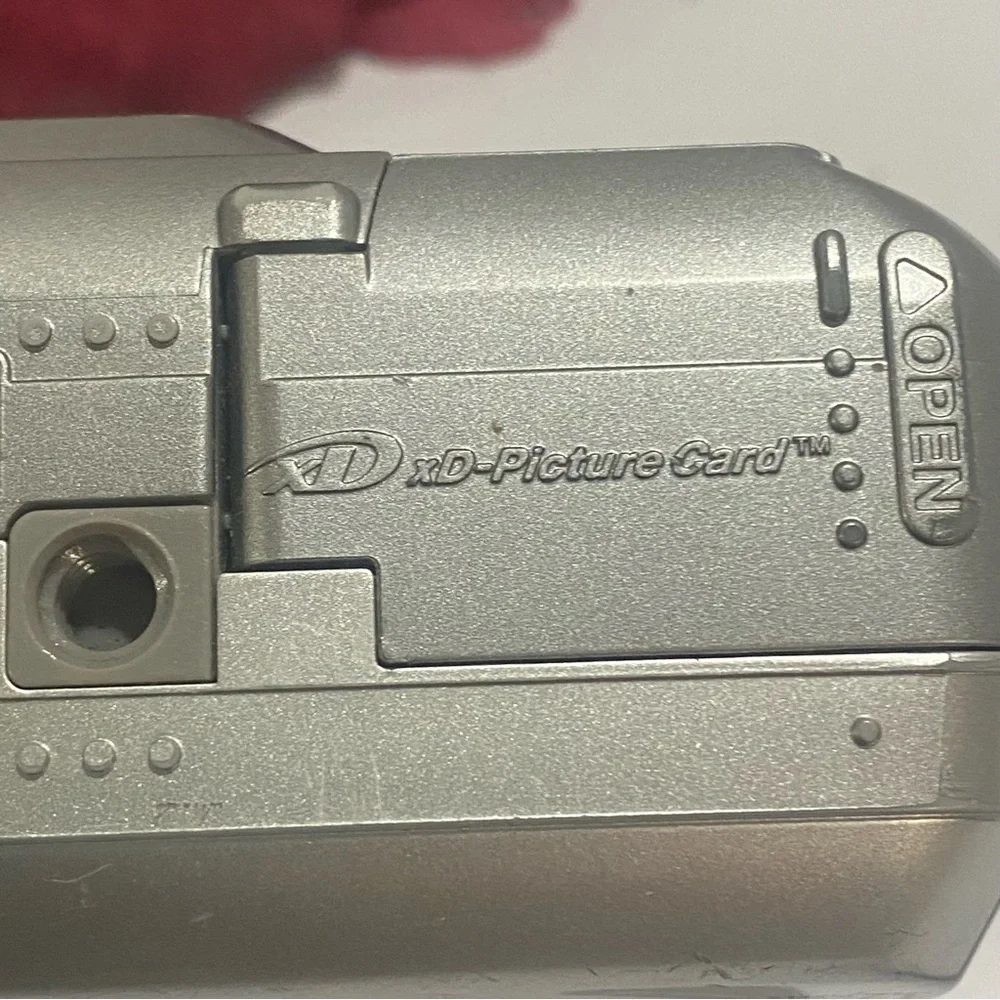 Fujifilm FinePix A210 3.2 MP Digital Camera Silver Fujinon 3x Optical Zoom VTG